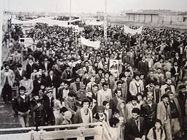 عکسی از راهپیمایی مردم ساوه در زمان انقلاب